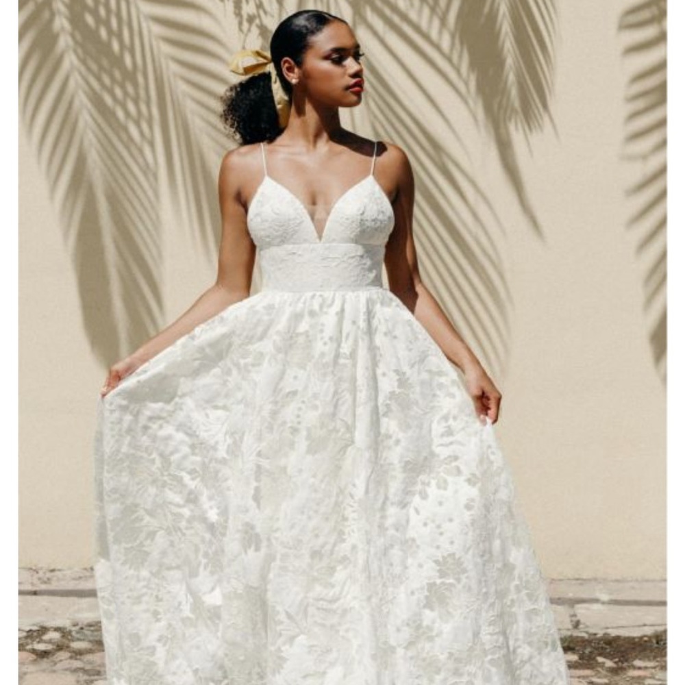 Gorgeous WTOO wedding dress, brand new with tags, size 12.